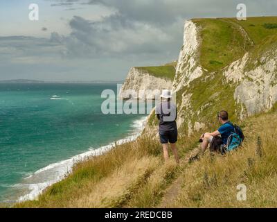 Il South West Coast Footpath attraversa Durdle Door sulla Jurassic Coast vicino a Lulworth nel Dorset, Inghilterra. Aperto al pubblico, il Lulworth Estate è Foto Stock