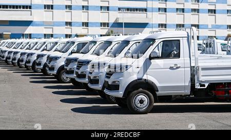 (230727) -- HORGOS, 27 luglio 2023 (Xinhua) -- questa foto scattata il 26 luglio 2023 mostra veicoli fatti in casa al porto di Horgos nella regione autonoma uygur dello Xinjiang della Cina nord-occidentale. Sempre più automobili di produzione nazionale sono state esportate attraverso il porto di Horgos, uno dei porti cinesi più vicini all'Asia centrale e all'Europa tramite trasporto terrestre, verso paesi lungo la cintura e la strada, tra cui Kazakistan, Uzbekistan e Russia. (Xinhua/Ding lei) Foto Stock