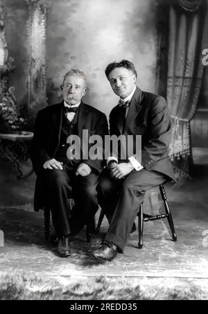 Houdini con Ira Davenport, ritratto a figura intera, seduti Foto Stock