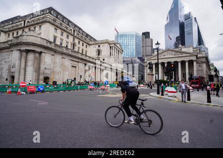 Londra Regno Unito. 27 luglio 2023 la Bank of England è destinata ad aumentare i tassi di interesse al 5,25% la prossima settimana, nonostante il calo dell'inflazione che spinge i tassi di interesse al loro livello più alto dal 2008 e il quattordicesimo aumento successivo del tasso di base esercitando pressione sui mutuatari ipotecari britannici. Credit amer ghazzal/Alamy Live News Foto Stock