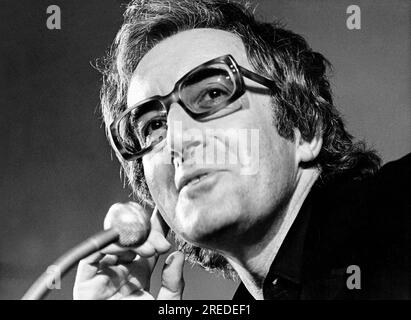 Il comico e attore inglese Peter Sellers (1925-1980) parla al CINEMA CITY - An Exhibition of 75 Years of Moving Pictures alla Round House, Londra NW1 nell'ottobre 1970 Foto Stock