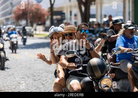 FARO, PORTOGALLO - 24 LUGLIO 2023: Sfilata di diversi motociclisti in trasferta per il 41° Festival Internazionale del motociclismo come arrivederci per il prossimo Foto Stock