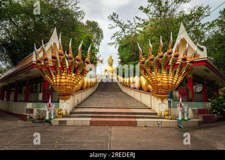 Splendida vista della Collina del grande Buddha a Pattaya, Thailandia. Scale per il grande Buddha Foto Stock