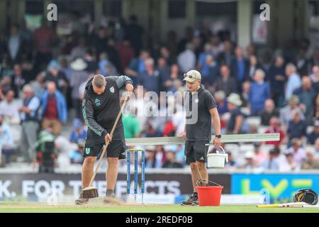 Londra, Regno Unito. 27 luglio 2023. Il personale di terra ripara la piega durante il LV= Insurance Ashes Fifth test Series Day One Inghilterra contro Australia al Kia Oval, Londra, Regno Unito, 27 luglio 2023 (foto di Gareth Evans/News Images) a Londra, Regno Unito il 27/7/2023. (Foto di Gareth Evans/News Images/Sipa USA) credito: SIPA USA/Alamy Live News Foto Stock