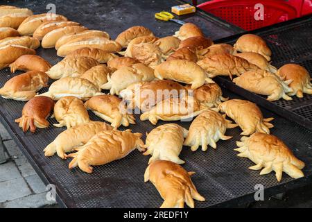 Mercato alimentare alla pagoda buddista Thien Tru, chiamata anche Pagoda dei profumi, vicino a My Duc in Vietnam Foto Stock