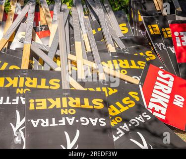 Burbank, CA, USA – 26 luglio 2023: Primo piano dei cartelli per picchetti WGA, SAG e AFTRA union posti a terra all'esterno degli studi Warner Brothers. Foto Stock