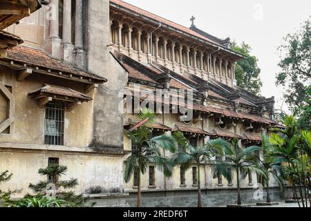 Una chiesa cattolica vicino alla vecchia cittadella Son Tay ad Hanoi, in Vietnam. La cittadella fu costruita nel 1822 nella dinastia Nguyen. Era un'importante base militare per pr Foto Stock