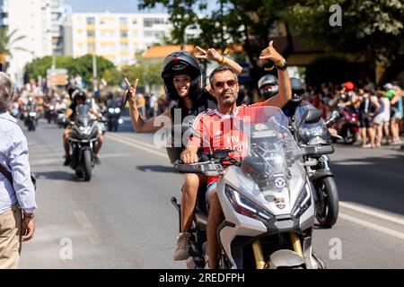 FARO, PORTOGALLO - 24 LUGLIO 2023: Sfilata di diversi motociclisti in trasferta per il 41° Festival Internazionale del motociclismo come arrivederci per il prossimo Foto Stock