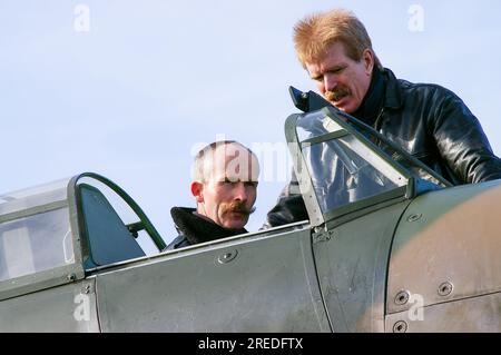 Pilota Flt tenente Charlie Brown in aereo da caccia Hawker Hurricane della seconda guerra mondiale, con Howard Cook della Historic Aircraft Collection, in preparazione al volo Foto Stock