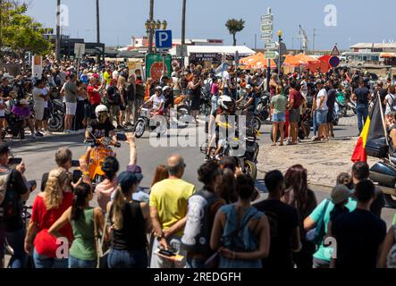 FARO, PORTOGALLO - 24 LUGLIO 2023: Sfilata di diversi motociclisti in trasferta per il 41° Festival Internazionale del motociclismo come arrivederci per il prossimo Foto Stock