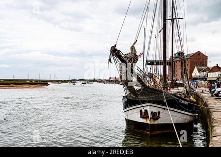 Il 100 anno Old Dutch clipper Albatross nel porto a Wells accanto al mare Foto Stock