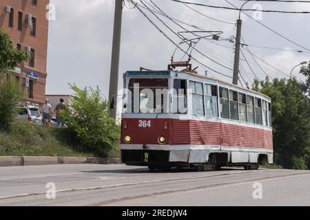 Khabarovsk. 27 luglio 2023. Questa foto scattata il 27 luglio 2023 mostra un tram a Khabarovsk, in Russia. Crediti: Guo Feizhou/Xinhua/Alamy Live News Foto Stock