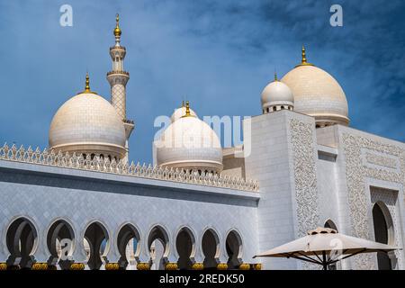 Abu Dhabi, Emirati Arabi Uniti - 17 aprile 2023. Una foto in formato orizzontale di cupole e un minareto in cima alla grande Moschea di Abu Dhabi. Foto Stock