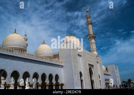 Abu Dhabi, Emirati Arabi Uniti - 17 aprile 2023. Una foto in formato orizzontale di una sezione della grande Moschea di Abu Dhabicon i turisti sullo sfondo. Foto Stock