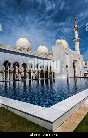 Abu Dhabi, Emirati Arabi Uniti - 17 aprile 2023. Una foto a cupole e un minareto in cima alla grande Moschea di Abu Dhabi. Foto Stock