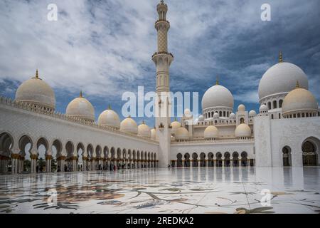 Abu Dhabi, Emirati Arabi Uniti - 17 aprile 2023. Una foto di un angolo della grande Moschea di Abu Dhabi ambientato contro un drammatico cielo blu. Foto Stock