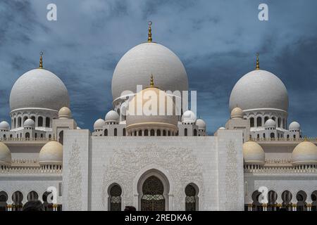 Abu Dhabi, Emirati Arabi Uniti - 17 aprile 2023. Una foto di cupole a forma di cipolla in cima alla grande Moschea di Abu Dhabi. Foto Stock