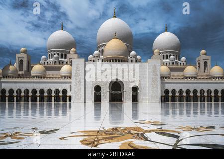 Abu Dhabi, Emirati Arabi Uniti - 17 aprile 2023. Una foto orizzontale grandangolare all'interno della grande Moschea di Abu Dhabi. Foto Stock