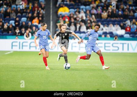 Solai Washington (2 Giamaica) e la francese Vicki Becho (23) e Estelle Cascarino (20) visti in azione durante la partita della Coppa del mondo femminile FIFA 2023 tra la Francia e la Giamaica al Sydney Football Stadium.punteggio finale Giamaica 0:0 Francia Foto Stock