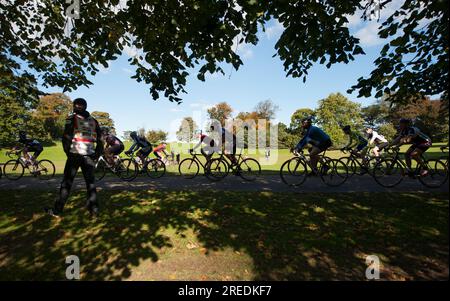 I cicloturisti fanno un giro sul green race Course nel verde di Callendar House and Park a Falkirk, Scozia Foto Stock