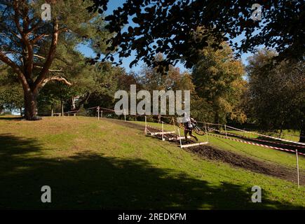 I cicloturisti fanno un giro sul green race Course nel verde di Callendar House and Park a Falkirk, Scozia Foto Stock