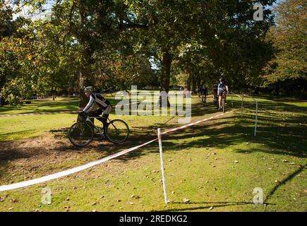 I cicloturisti fanno un giro sul green race Course nel verde di Callendar House and Park a Falkirk, Scozia Foto Stock