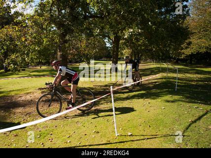 I cicloturisti fanno un giro sul green race Course nel verde di Callendar House and Park a Falkirk, Scozia Foto Stock