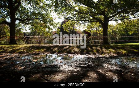 I cicloturisti fanno un giro sul green race Course nel verde di Callendar House and Park a Falkirk, Scozia Foto Stock