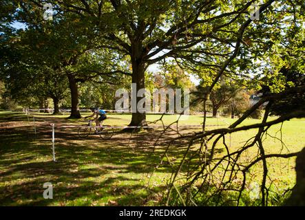 I cicloturisti fanno un giro sul green race Course nel verde di Callendar House and Park a Falkirk, Scozia Foto Stock