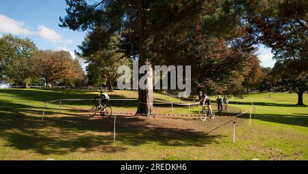 I cicloturisti fanno un giro sul green race Course nel verde di Callendar House and Park a Falkirk, Scozia Foto Stock