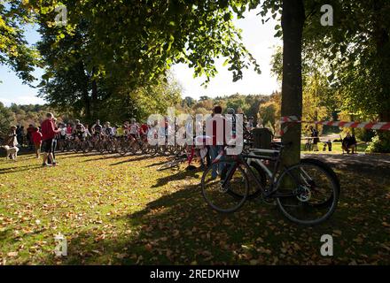 I cicloturisti fanno un giro sul green race Course nel verde di Callendar House and Park a Falkirk, Scozia Foto Stock