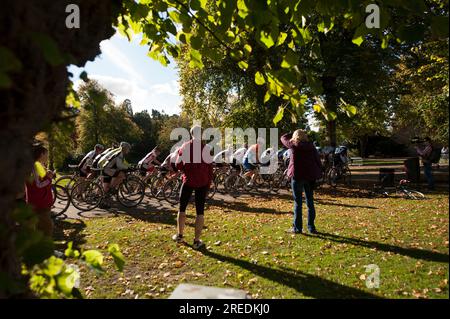 I cicloturisti fanno un giro sul green race Course nel verde di Callendar House and Park a Falkirk, Scozia Foto Stock