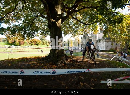 I cicloturisti fanno un giro sul green race Course nel verde di Callendar House and Park a Falkirk, Scozia Foto Stock