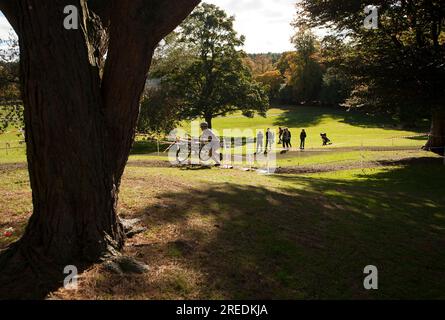 I cicloturisti fanno un giro sul green race Course nel verde di Callendar House and Park a Falkirk, Scozia Foto Stock