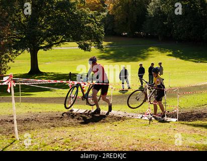 I cicloturisti fanno un giro sul green race Course nel verde di Callendar House and Park a Falkirk, Scozia Foto Stock