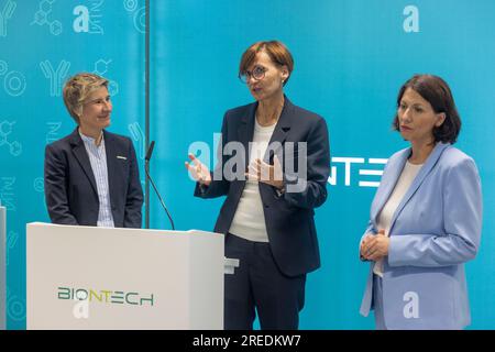 Magonza, Germania. 27 luglio 2023. Il ministro federale della ricerca Bettina Stark-Watzinger (M) parla con Felicitas Müller (l) del comitato esecutivo per la ricerca di base di Biontech e Daniela Schmitt, ministro dell'economia della Renania-Palatinato, durante la sua visita al produttore di vaccini Biontech con sede a Magonza. Crediti: Helmut Fricke/dpa/Alamy Live News Foto Stock