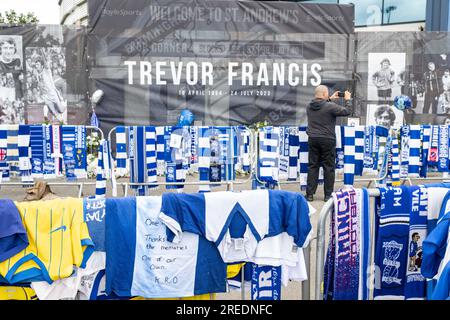 27 luglio 2023: Birmingham City FC, St Andrews Stadium, Midlands, Inghilterra: Trevor Francis, Birmingham City, St Andrews, tributo, magliette e sciarpe di Birmingham City lasciate in omaggio a Trevor Francis morto questa settimana all'età di 69 anni Foto Stock