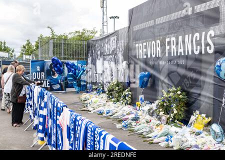 27 luglio 2023: Birmingham City FC, St Andrews Stadium, Midlands, Inghilterra: Trevor Francis, Birmingham City, St Andrews, tributo, fan che riflettono sulla vita di un eroe locale Foto Stock