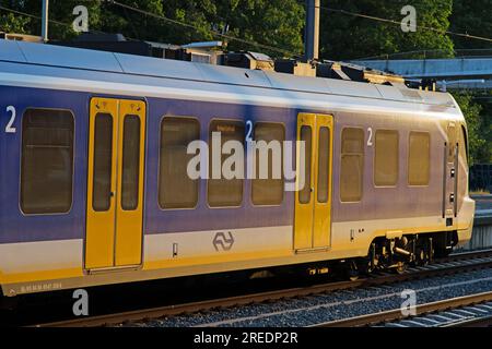 Arnhem, Paesi Bassi - 11 giugno 2023: Treno Sprinter blu, giallo e bianco dalla NS in attesa al binario Foto Stock