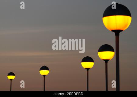 Lampioni gialli sferici su El Morro al tramonto, Arica, Cile Foto Stock