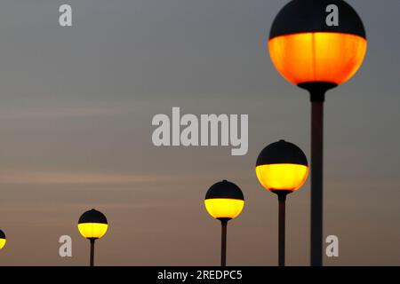 Lampioni sferici gialli e arancioni su El Morro al tramonto, Arica, regione XV, Cile Foto Stock