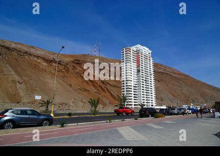 Condominio Ayllu in costruzione sotto le scogliere di Av Costanera / Av Comandante San Martín vicino al promontorio di El Morro, Arica, Cile Foto Stock