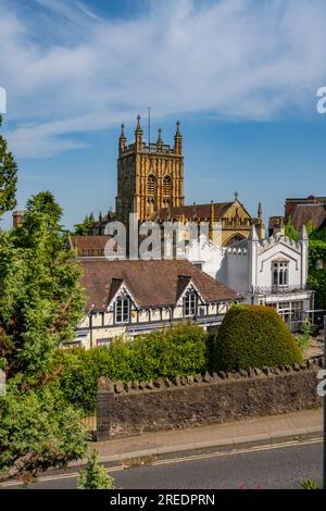 Guardando in basso la torre della chiesa del Priorato di Malvern, il grande Malvern Foto Stock