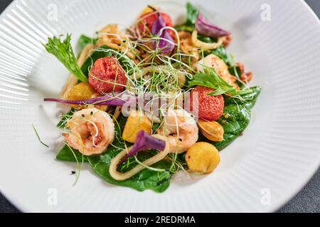 Insalata sana piastra. Piatti a base di frutti di mare freschi ricetta. I gamberi alla griglia e una fresca insalata di verdure e uova. Grigliata di gamberi. Cibo sano. Lay piatto. Vista superiore Foto Stock