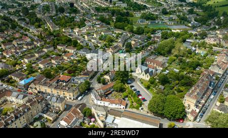 Bath, UK, 06 luglio 2023: Vista aerea del drone sul centro di Larkhall, è un quartiere nella città di Bath, Inghilterra, a nord-est del centro città Foto Stock