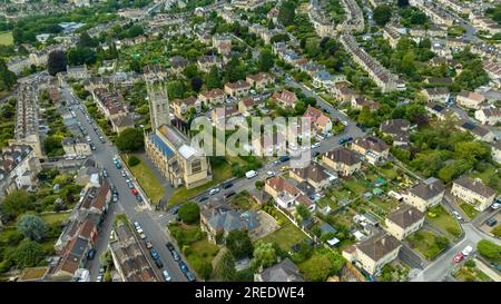 Bath, UK, 06 luglio 2023: Veduta aerea del drone su Larkhall, con la chiesa di San Salvatore al centro. Foto Stock