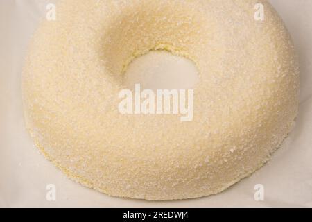 Torta di cocco isolata su sfondo bianco. Foto Stock