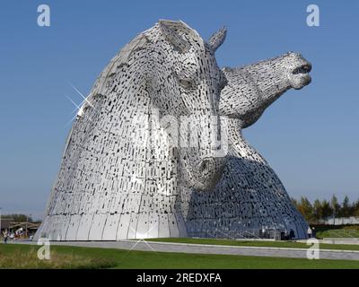 Le Kelpies, l'Helix , Falkirk, Scozia, disegnate da Andy Scott, tributo ai cavalli di Clydesdale utilizzati per trainare chiatte lungo i canali della Scozia Foto Stock