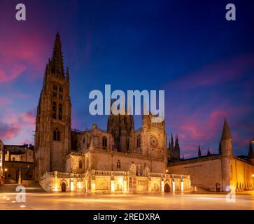 Vista della cattedrale di Burgos con il cielo rosa al tramonto, sito patrimonio dell'umanità dell'UNESCO, Spagna Foto Stock