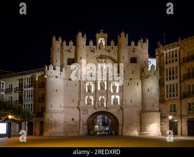 Arco medievale e monumentale di Santa Maria nella storica città di Burgos, Castilla y Leon, Spagna di notte Foto Stock